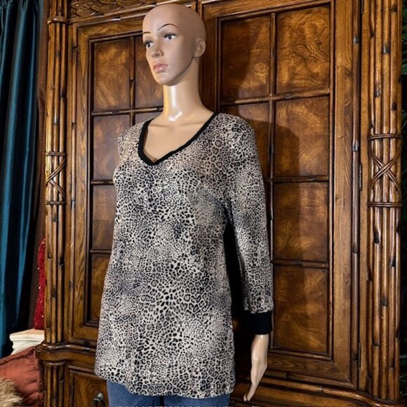 NWOT Jones New York Cotton Couture Leopard Black Tipped Vneck Top - Picture 3 of 16